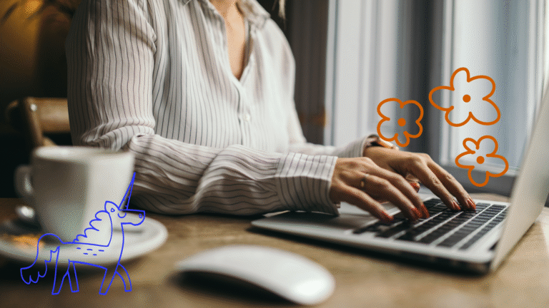 Assistente virtuale con una camicetta bianca, scrive al computer, nella sua postazione di lavoro da remoto, facilitando la vita al suo cliente. un unicorno blu e dei fiori arancioni, disegnati sullo sfondo