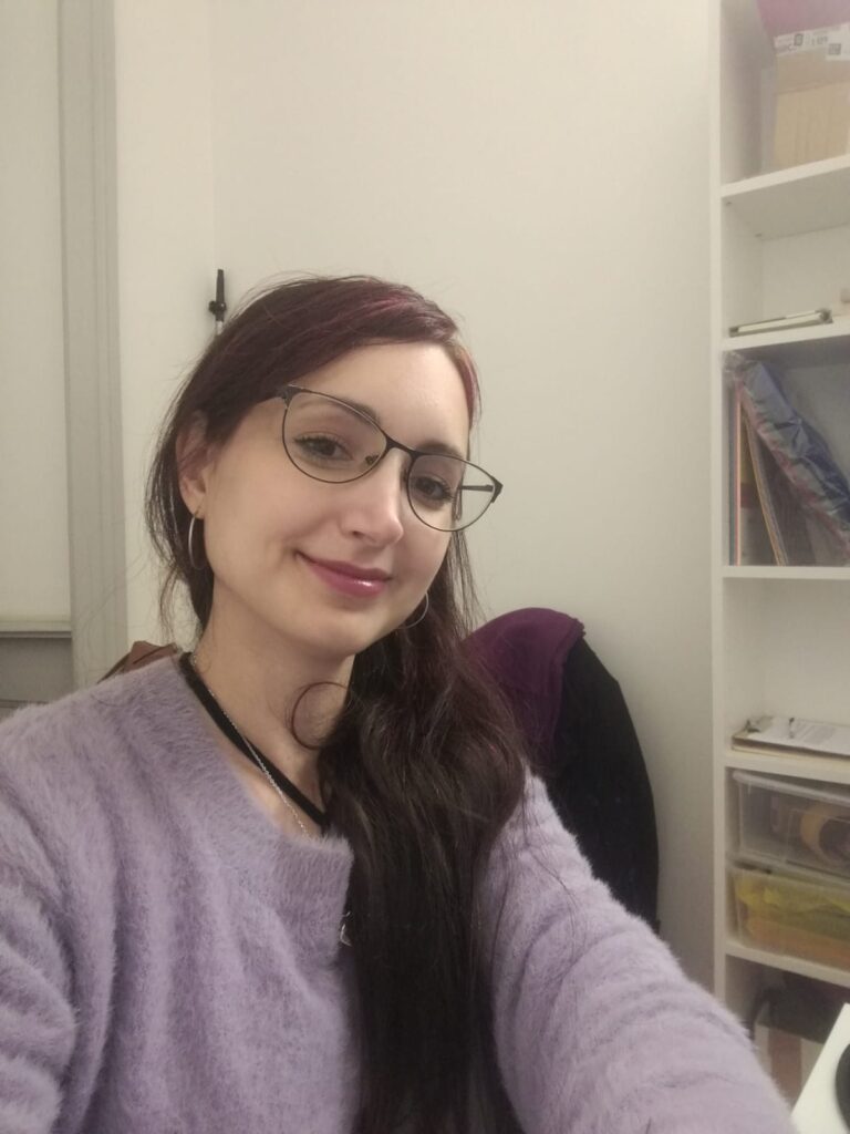 valentina antonaci guarda l'osservatore. indossa una felpa viola.