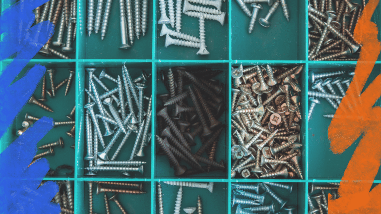 cassetta degli attrezzi, utile per affrontare le emergenze con diverse viti di diverse forme e colori.