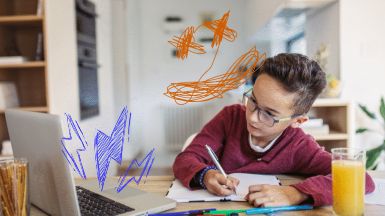 bambino fa i compiti delle vacanz estive, scrivendo su un quaderno mentre legge dal computer.