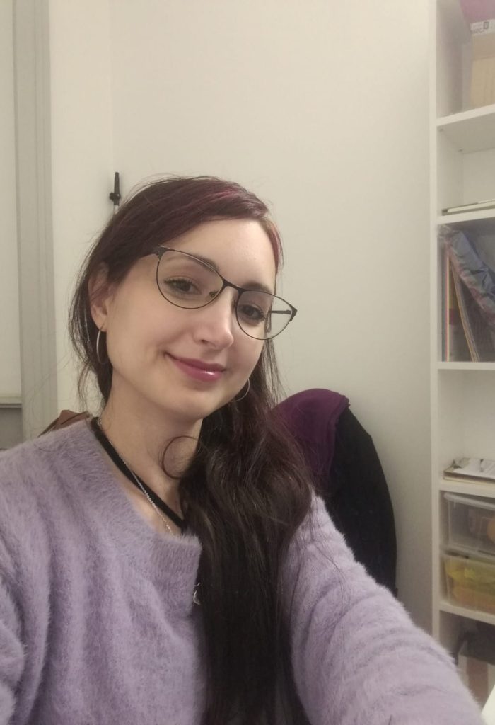 valentina antonaci guarda l'osservatore. indossa una felpa viola.