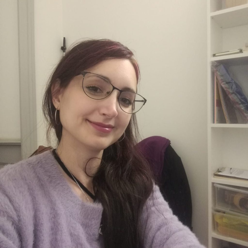 valentina antonaci guarda l'osservatore. indossa una felpa viola.